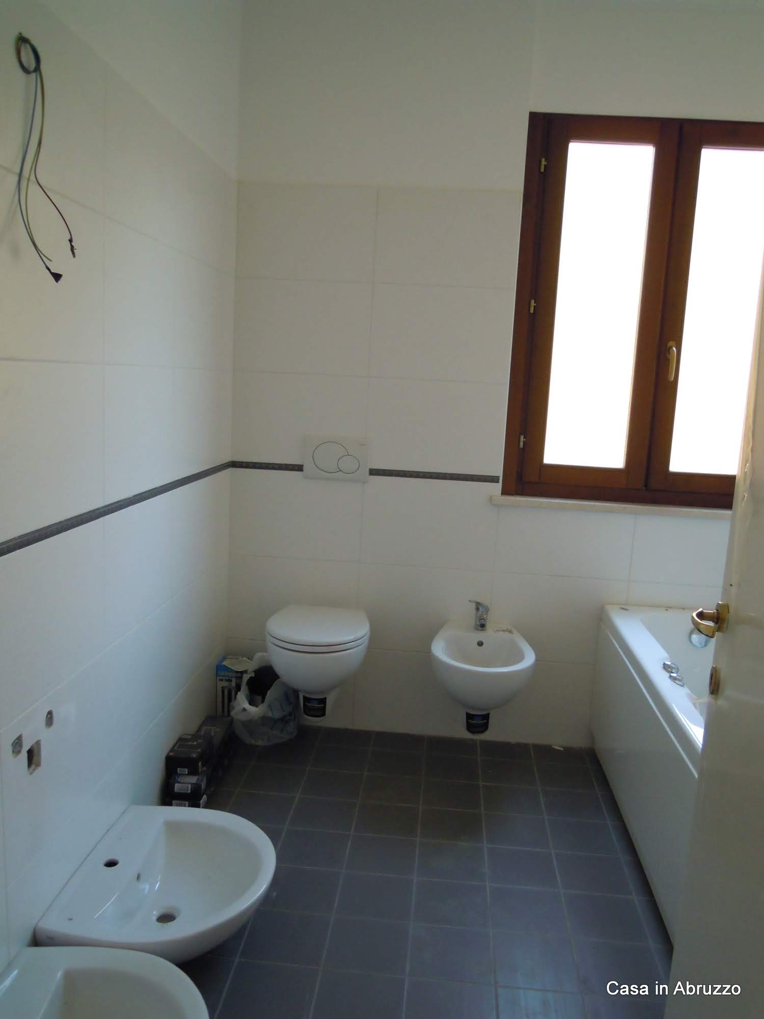 badkamer 3 met ligbad en douche, wc en toilet, 2 wastafels