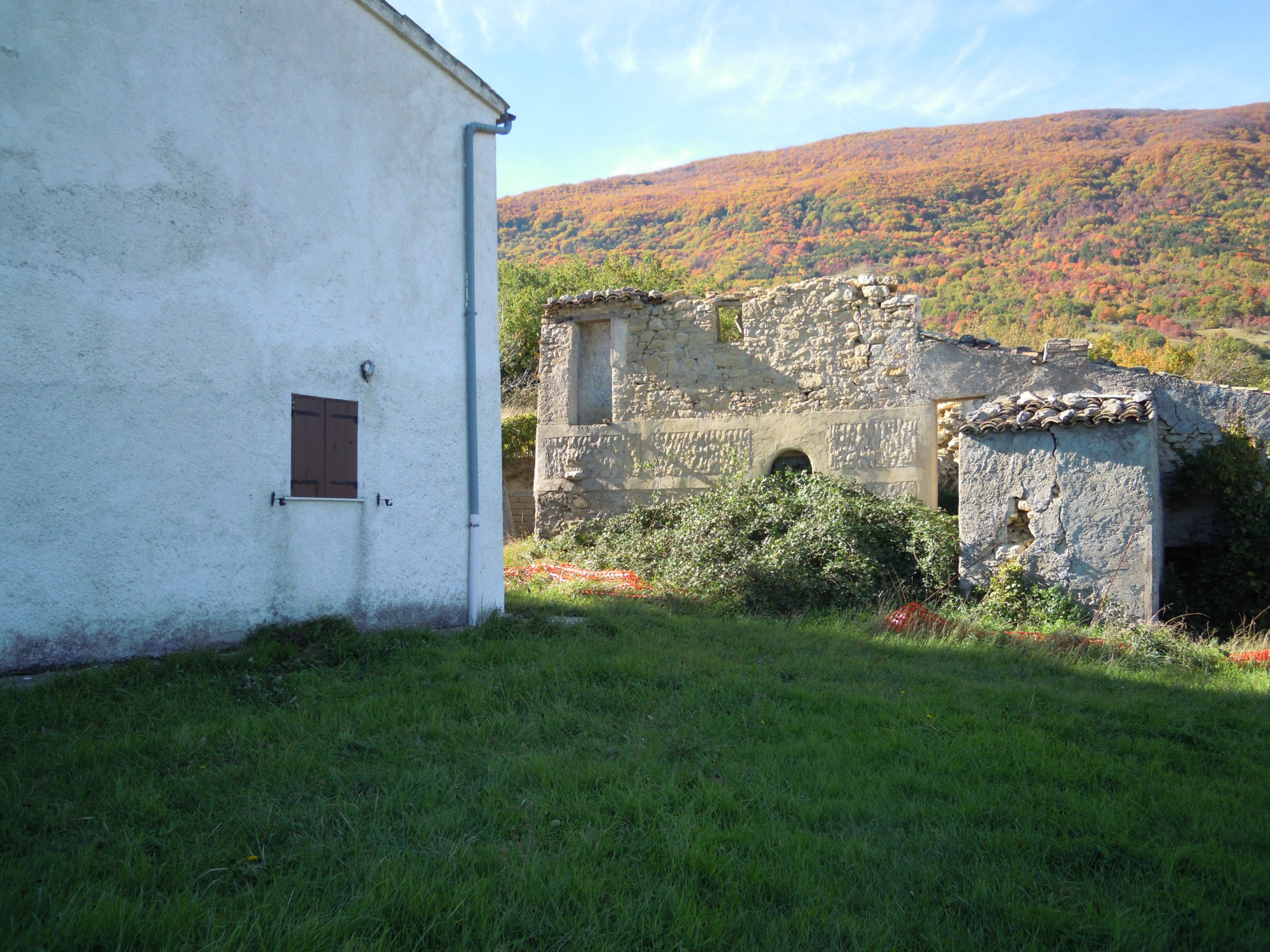 rechts de oude ruine naast het huis